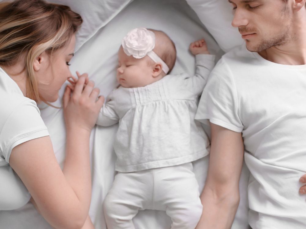 Familia haciendo colecho