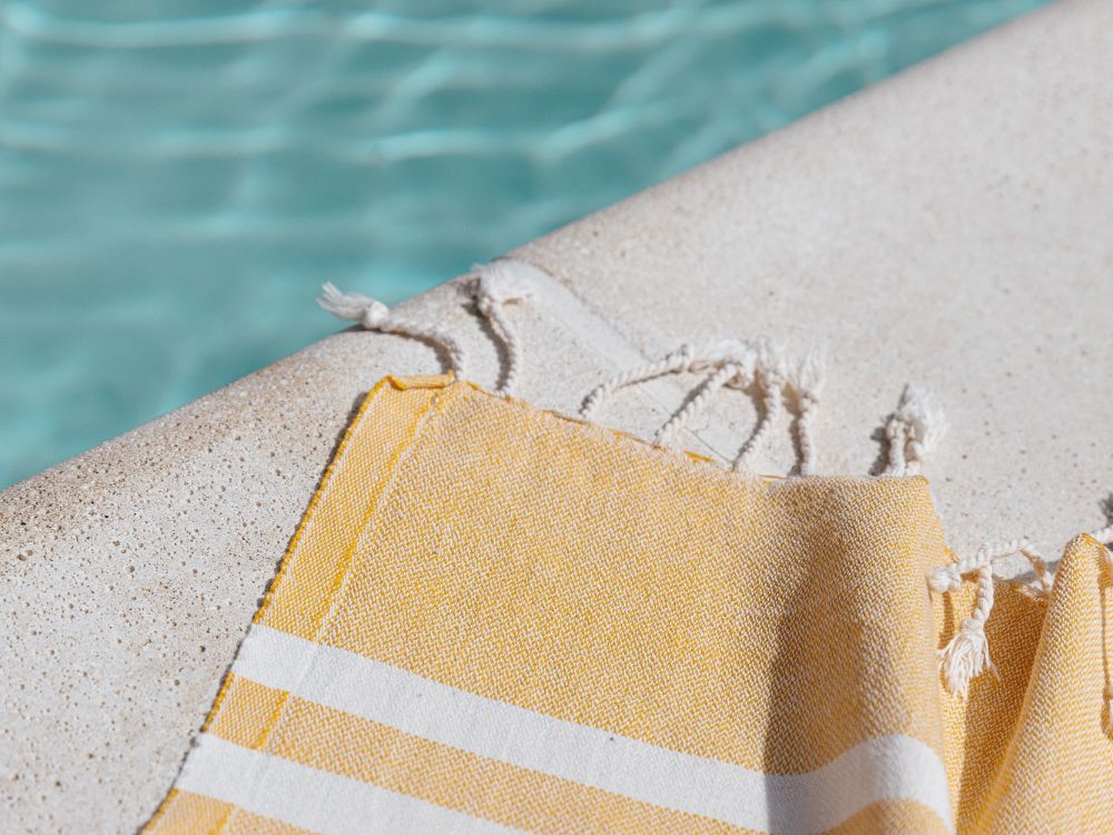 Toalla al lado de una piscina