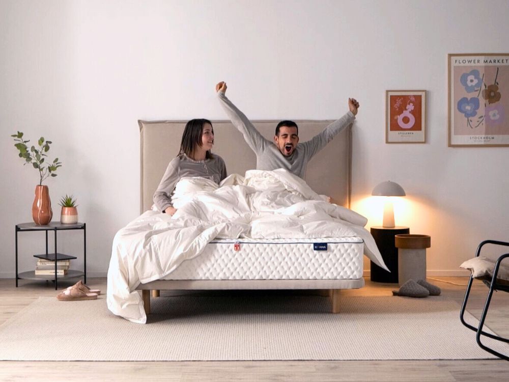 Pareja disfrutando de un colchón KHAMA
