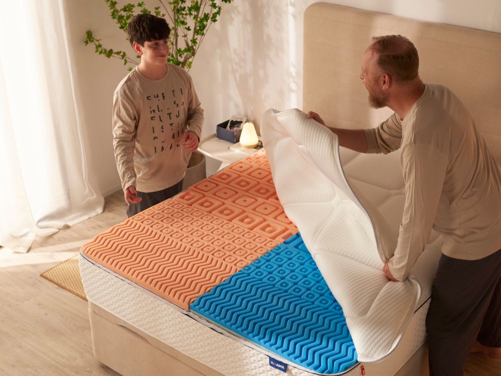 Padre e hijo cambiando la tapa de verano - invierno en su colchón KHAMA