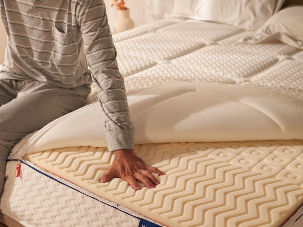 Mano tocando las capas de visco en colchones KHAMA