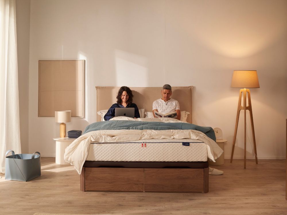 Pareja en un su colchón ideal KHAMA