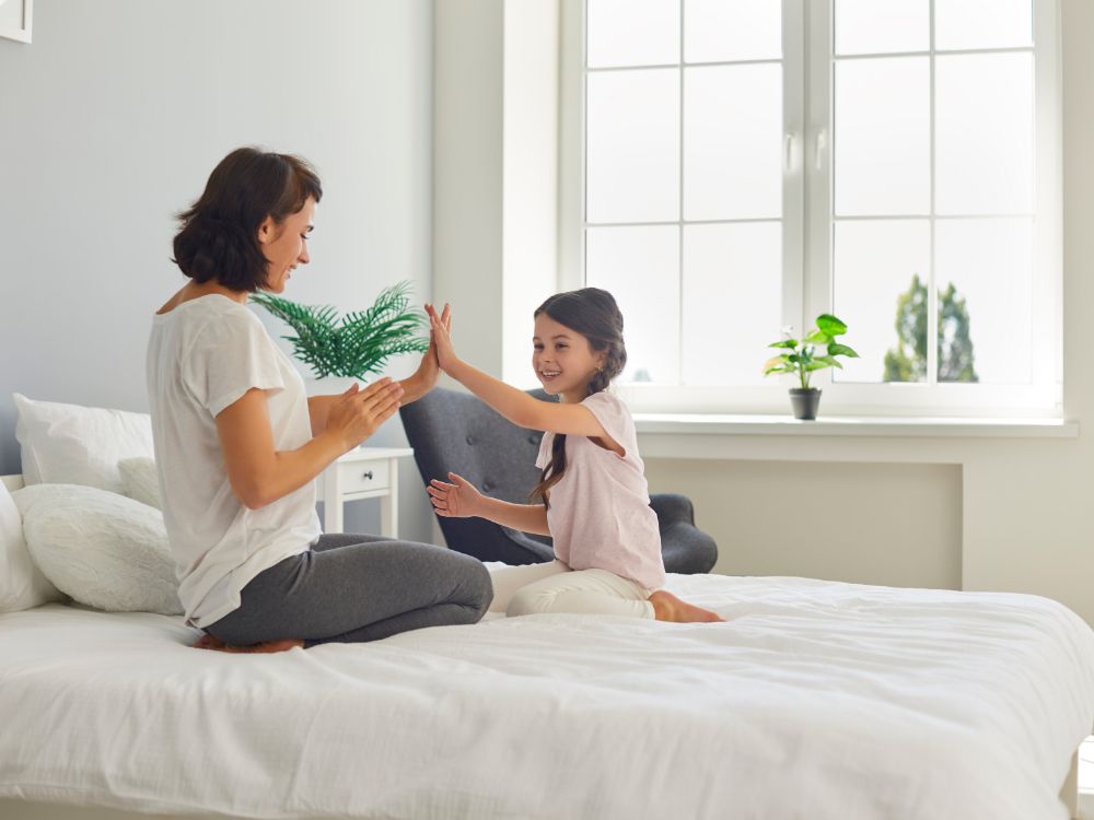 Madre e hija sobre un colchón KHAMA
