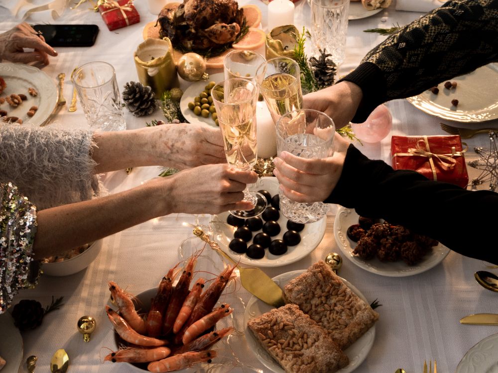Brindis de una familia en una comida navideña