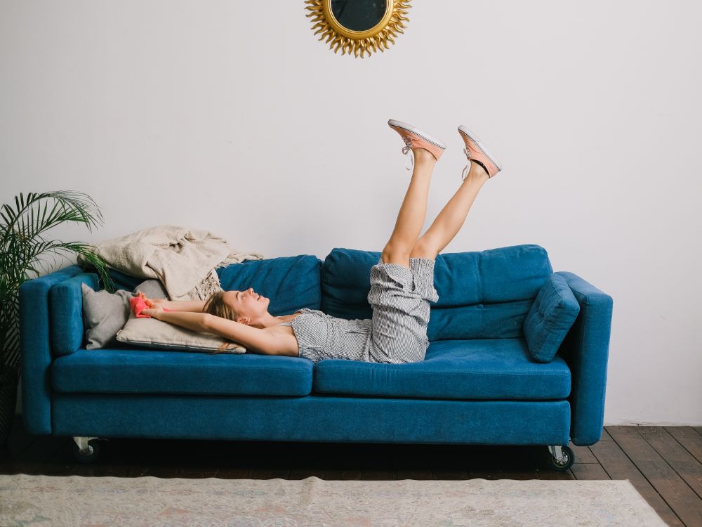 Mujer relajándose en el sofá de su casa