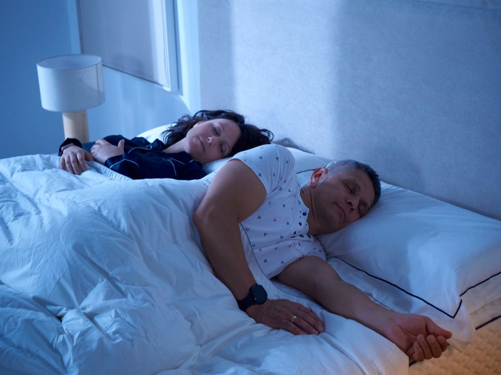 Pareja durmiendo en un colchón KHAMA