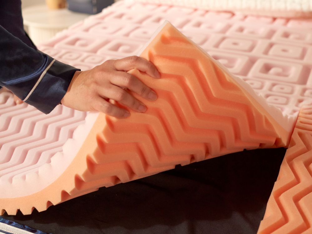 Persona enseñando la doble firmeza de una capa KHAMA