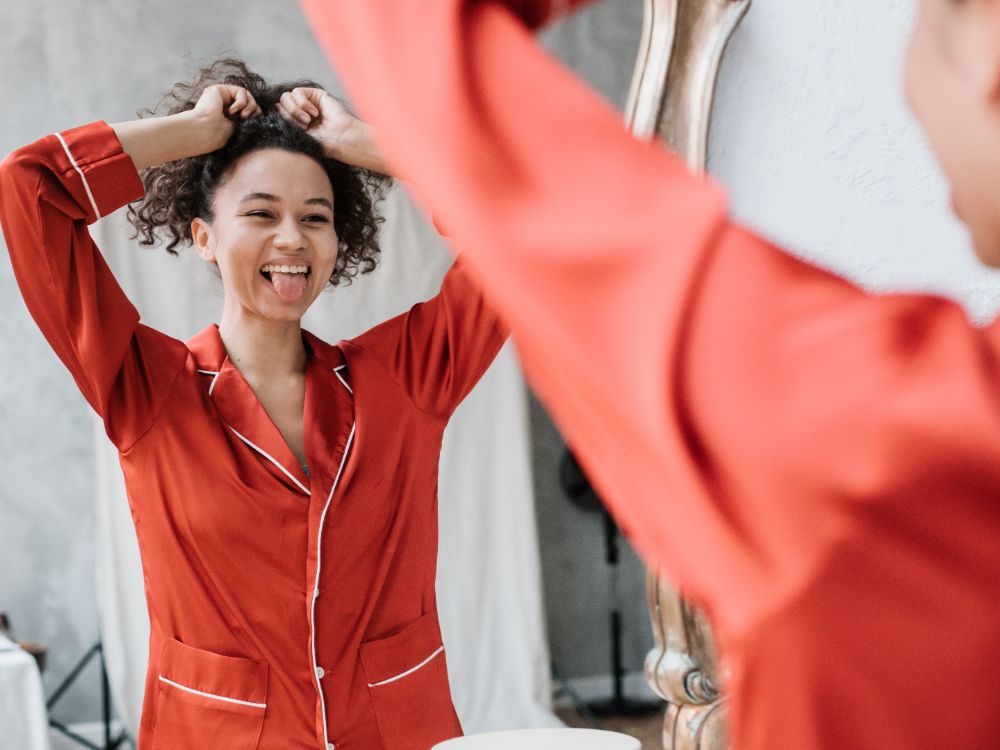 Mujer con un pijama rojo