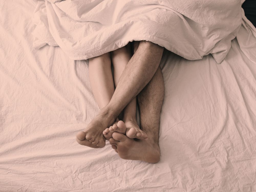 Pareja durmiendo en colchón KHAMA