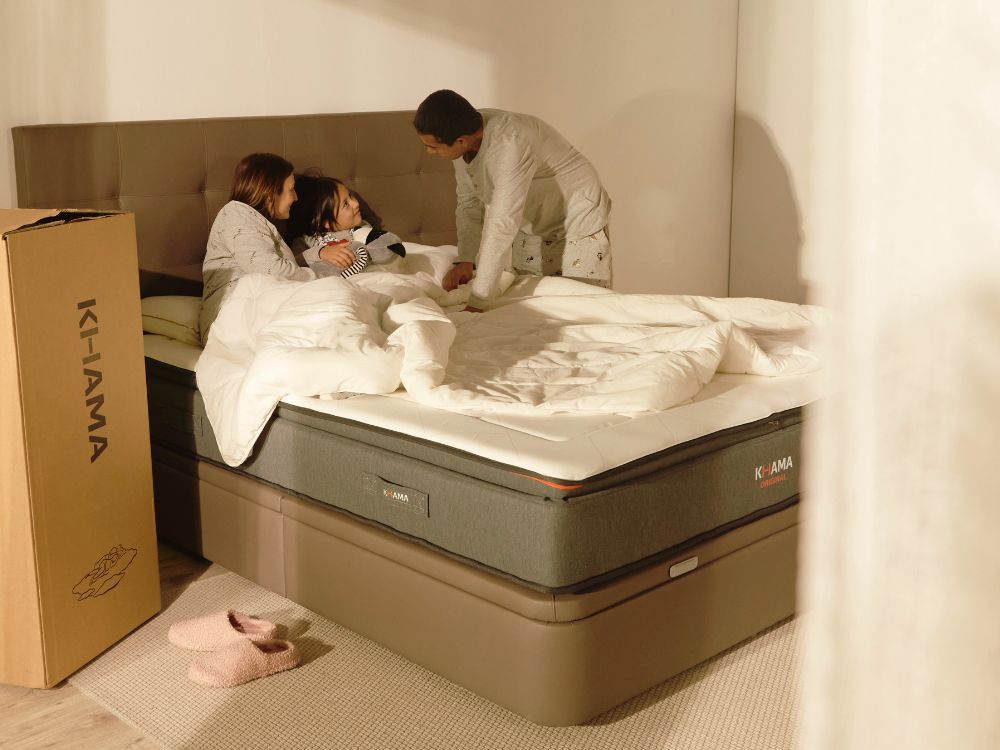 Familia en un colchón KHAMA