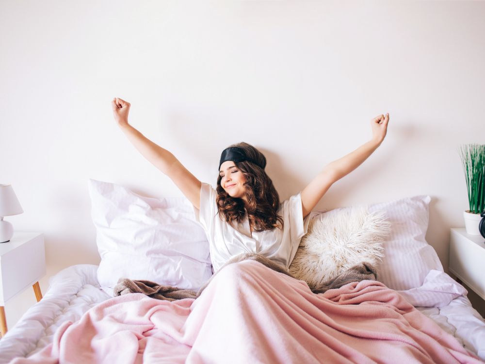 Mujer despertando con energía