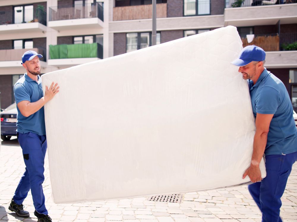Trabajadores retirando colchón usado